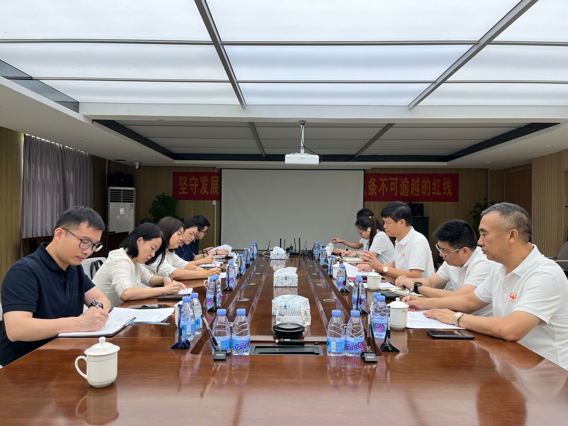 调研组一行在广东财源特钢有限公司开展座谈会.jpg